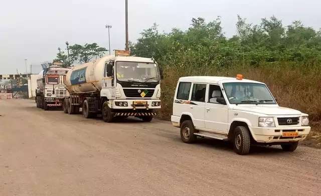 Oxygen Shortage: Oxygen supply in western Maharashtra cut off by Karnataka government empty tanker returns to state
