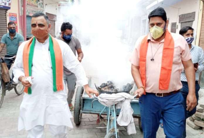 BJP leader from Meerut Gopal Sharma blows 'shankh' & spreads 'holy smoke' to help people recover from Coronavirus