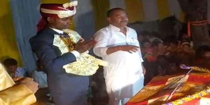 viral video groom broke shiva bow and put garland bride bihar marriage swayamvar like tretayug