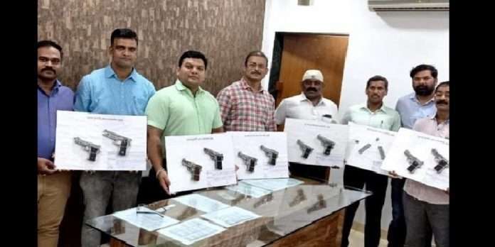 madhya pradesh 21 year old arrested in mumbai crime branch in 10 illegal weapon and 12 magazines seized
