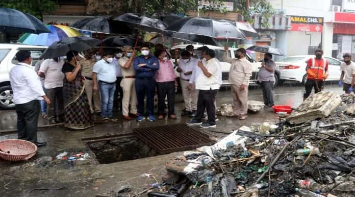Municipal Commissioner inspects non-cleaning work even in heavy rains
