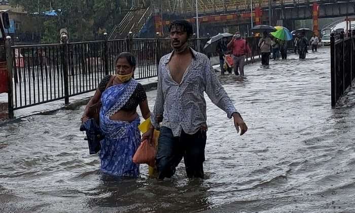 Photo: Heavy Rain In Mumbai, traffic disrupted