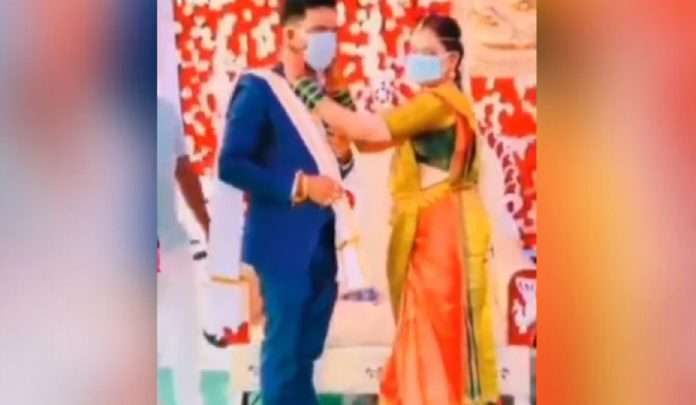 in wedding bride and groom wear masks instead of garlands people said new style of indian weddings watch viral video