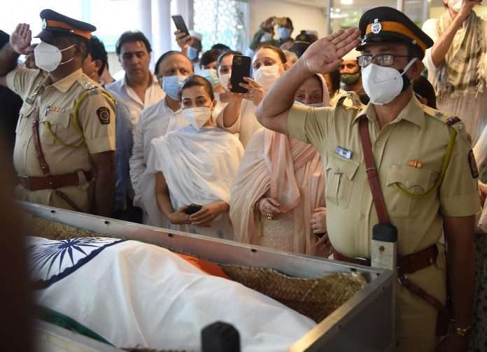 dilip kumar funeral photo viral saira banu shahrukh khan