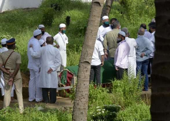 dilip kumar funeral photo viral saira banu shahrukh khan