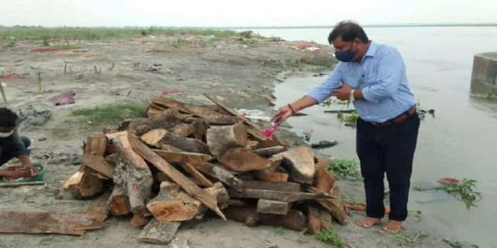 Exhumation of bodies found at Prayagraj Ghat, cremation on more than 50 bodies