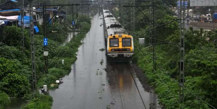Mumbai Rains heavy rain continues in Mumbai it affected local train service