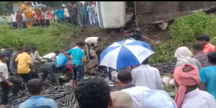 major accident near talegaon on samruddhi mahamarg 12 people died and 3 injured