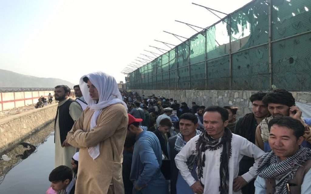 Afghanistan crisis: काबुल एअरपोर्टवर दहशतवादी हल्ल्याची शक्यता, अमेरिकेने नागरिकांना केले अलर्ट