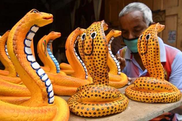 Attractive snake idols for sale on the occasion of Nagpanchami