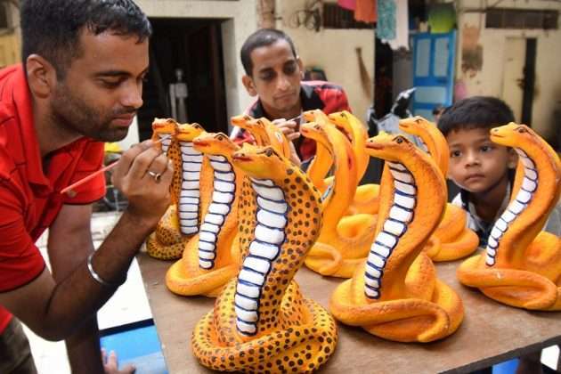 Attractive snake idols for sale on the occasion of Nagpanchami