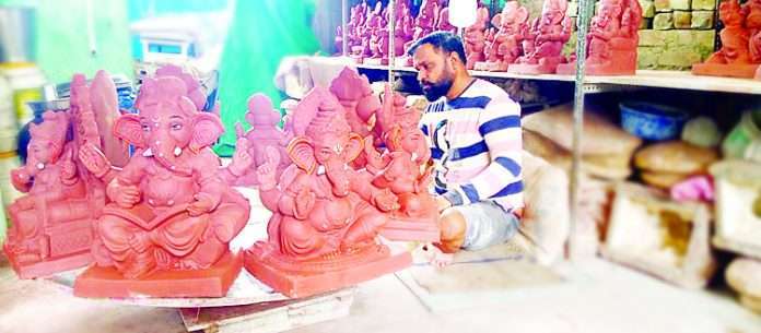 Eco friendly Ganesh idols are being realized in Kharepatan