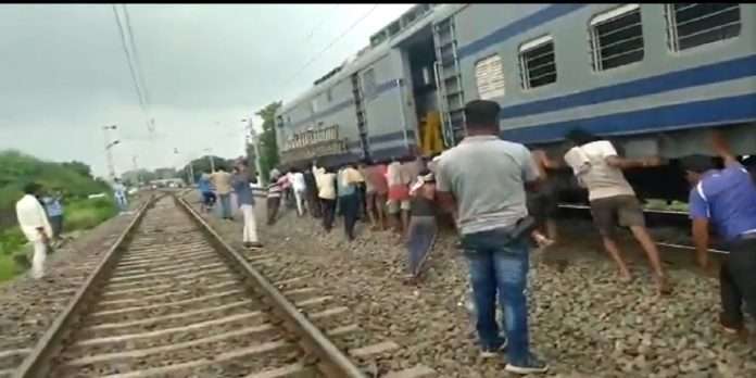 laborers pushed wagon of train in madhya paradesh harda timrani railway station