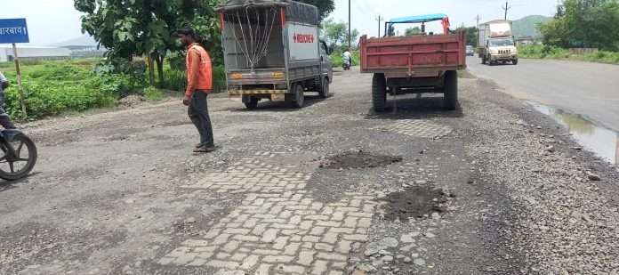 Bad condition of Chinchoti Mankoli road in Bhiwandi Temporary repairs to the road