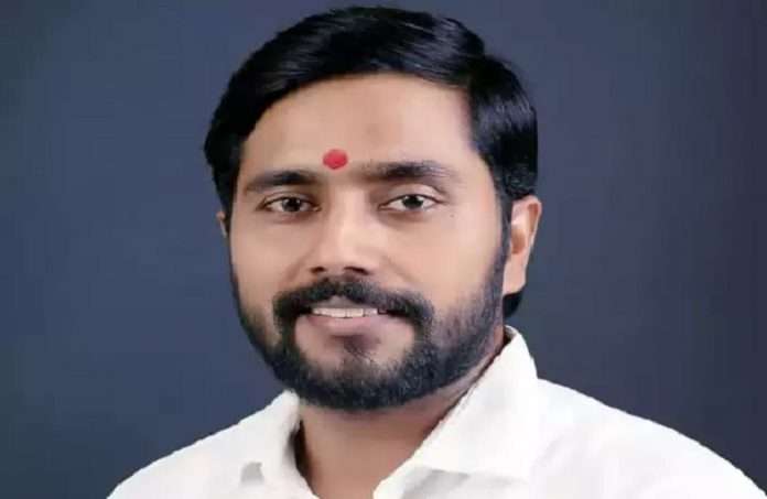 two people attack on Shiv Sena branch head Amit Jaiswal