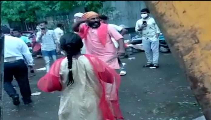 hawkers attacked woman assistant commissioner in thane