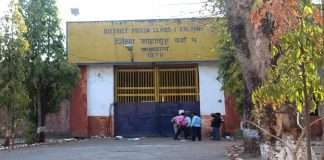 Mobile in the toilet of Aadharwadi Jail Many suspicious items found