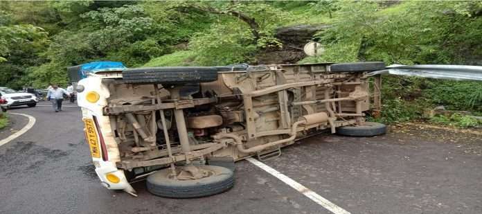 4 workers injured, one seriously injured in pickup truck accident in Matheran Ghat