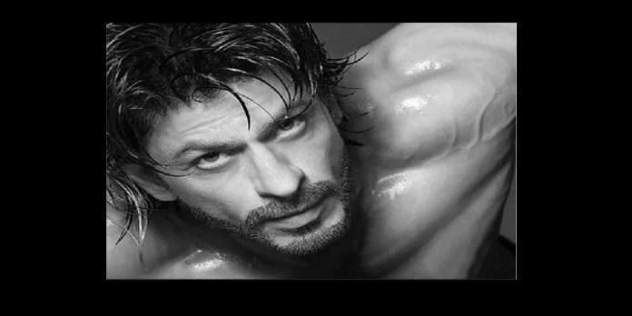 Shah Rukh Khan's shirtless hot photo goes viral on social media