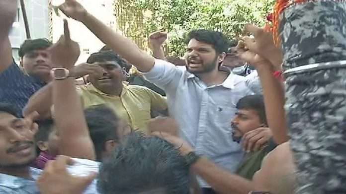 shiv sena and bjp party worker aggressive at juhu