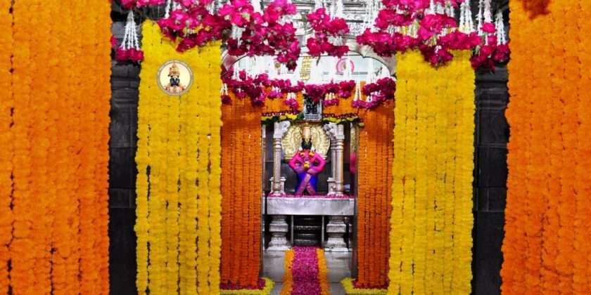 Shravan Somwar 2021 last pandharpur shree vitthal rukmini mandir decoration on occasion of last Shravan Somwar 2021