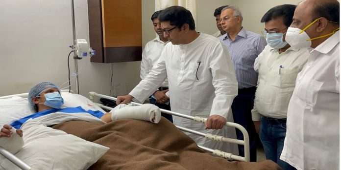 mns chief raj thackeray to meet tmc municipal co commissiner kalpita pimple who was attacked by hawkers