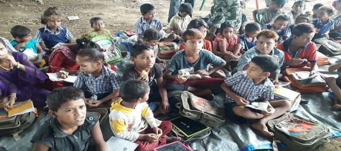 A school for nomadic children fills up under the Kalamboli flyover