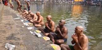 Pitru Paksha 2021 Hindu devotees perform Pitru Paksha at Banganga in Walkeshwar