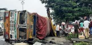 Apple Truck accident apple traffic due to truck collapse in thane manpada ghodbunder road