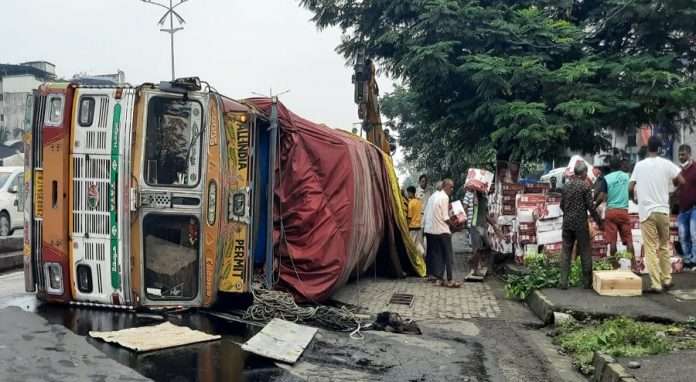 Apple Truck accident apple traffic due to truck collapse in thane manpada ghodbunder road
