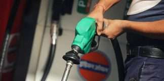 petrol diesel price : कच्च्या तेलाचे दर घसरले; पेट्रोल, डिझेल होणार सर्वाधिक स्वस्त?
