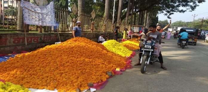 Markets decorated for Dussehra; The price of marigold flowers went up