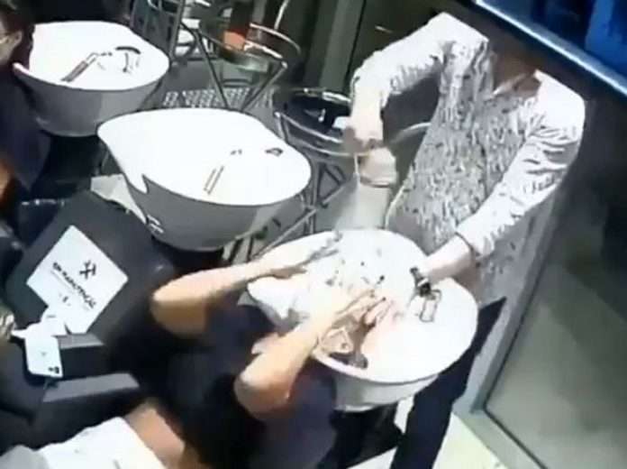 During Hair Wash Lady Did Not Sit Properly In Parlor Then This Happened Next See Funny Video