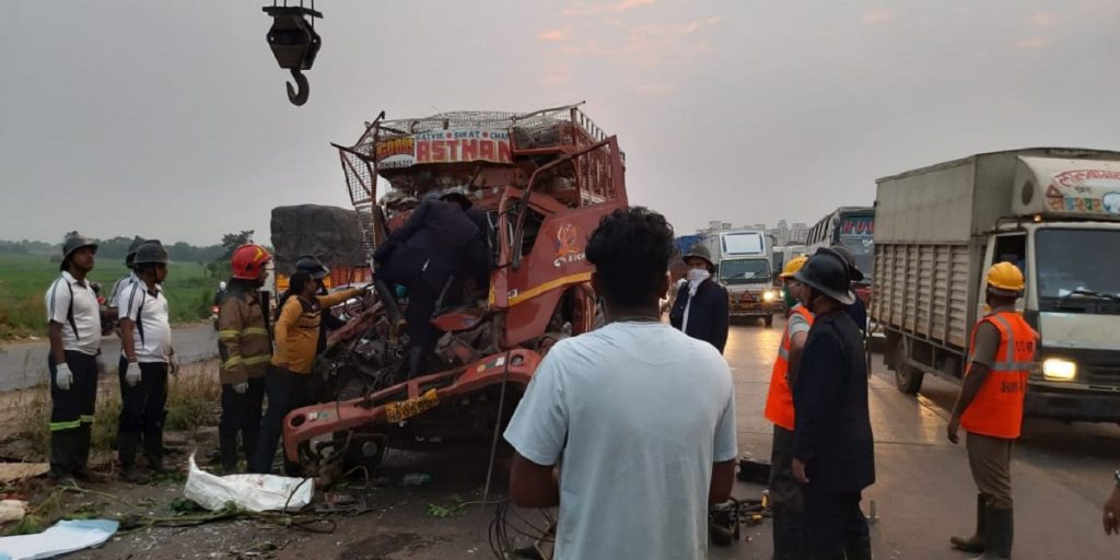 मुंबई नाशिक महामार्गावर कोंबड्यांच्या टेम्पोचा अपघात; दोघांचा जागीच मृत्यू