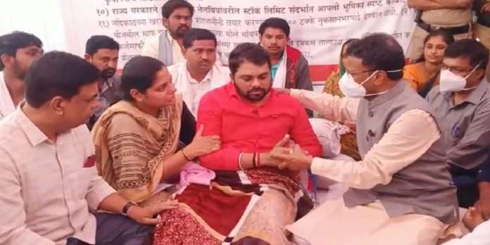ravikant tupkar hunger strike suspension announcement after assurance of ajit pawar rajendra shingane and devendra fadnavis