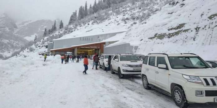 Weather Updates more than 1000 tourists stranded in changu lake of sikkim due to heavy snowfall army rescue opration start