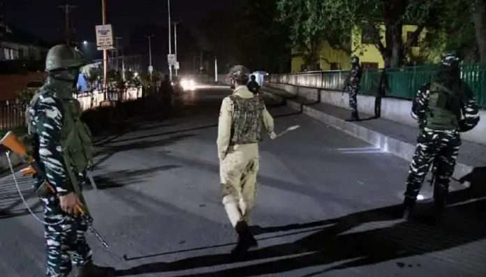 jammu and kashmir terrorists attack armed police bus 2 policemen death and 14 policemen injured