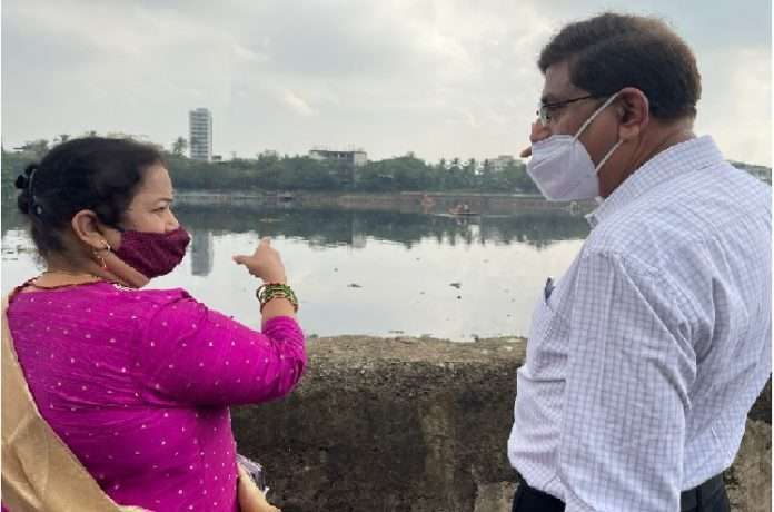 Mayor kishori pednekar reviews Mithi river cleaning work, inspects silt pushing pontoon machine