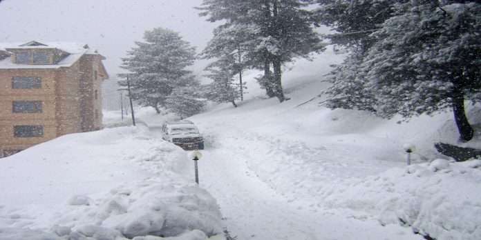 Heavy snowfall in jammu kashmir srinagar highway closed snowfall at mata vaishno devi temple