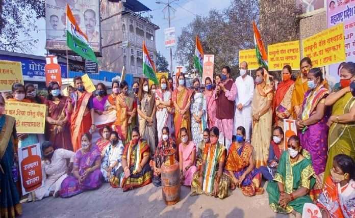 congress women front agitation against Modi government gas price hike and inflation