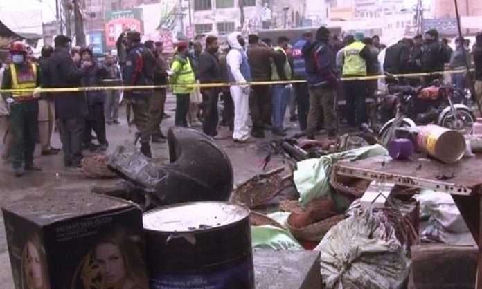 bomb blast in pakistan lahore city 2 killed 25 injured