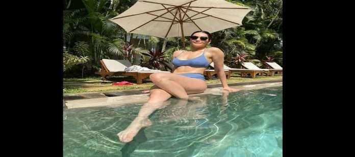 karishma Tanna: PHOTO | Sizzling guess of Karisma Tanna in blue bikini