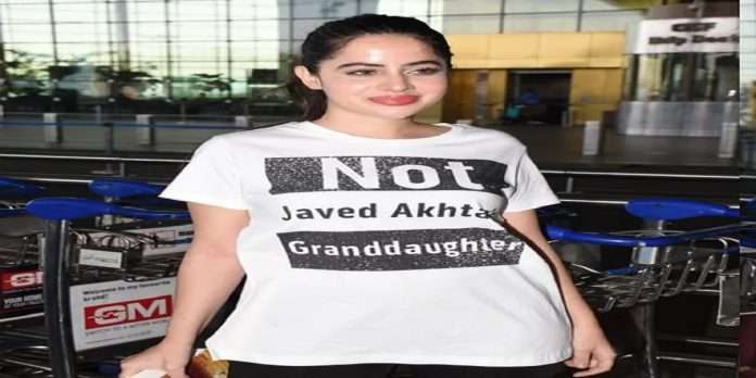 urfi javed spot at airport she was wearing T-shirt that said not javed akhtars granddaughter