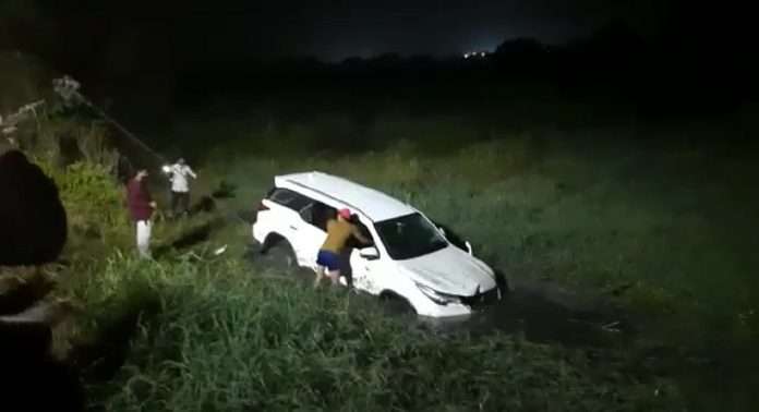 car stuck in the mud Kolshet Creek Six people were rescued safely