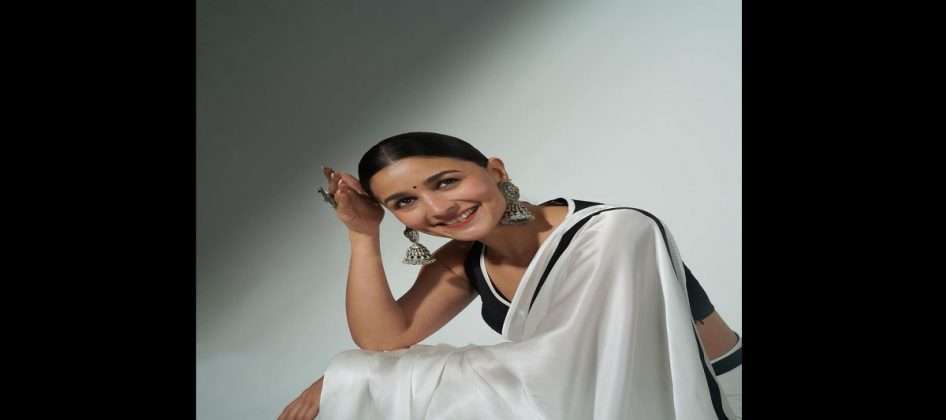 Alia Bhatt: Ganguly's glamorous look in white saree, Alia's amazing photoshoot