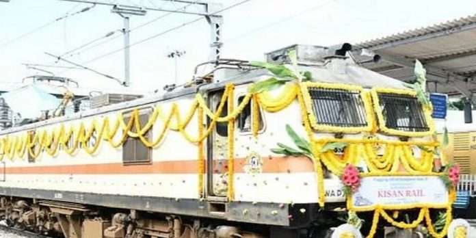 Minister of Railways Ashwini Vaishnaw Green flag for 1000th Kisan Rail of Central Railway
