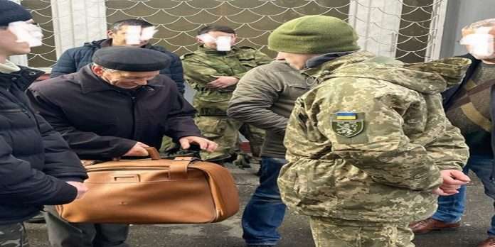 Russia Ukraine War 80 year old man join the ukrainian army photo viral