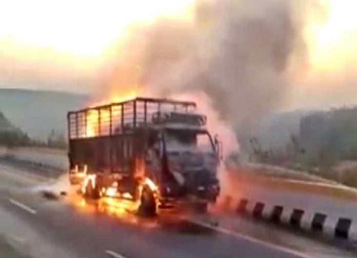12th Question Paper carrying eicher tempo got fire in pune nashik national highway