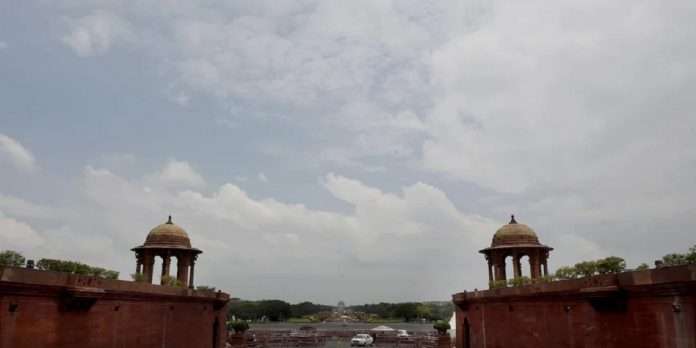 Weather Update delhi temperature down due to rain strong winds and maharashtra temperature high