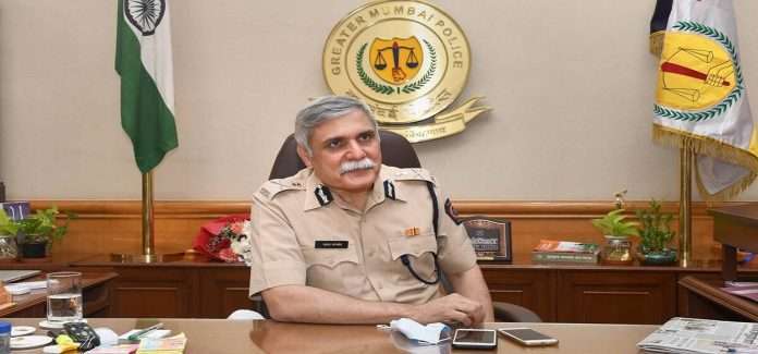 mumbai commissioner police sanjay pande transferred seven policemen including seniors in Samatanagar police